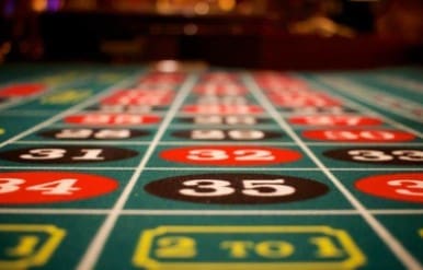Online Slots vs Land-Based Slots: What Players Gain from Each Gaming Experience